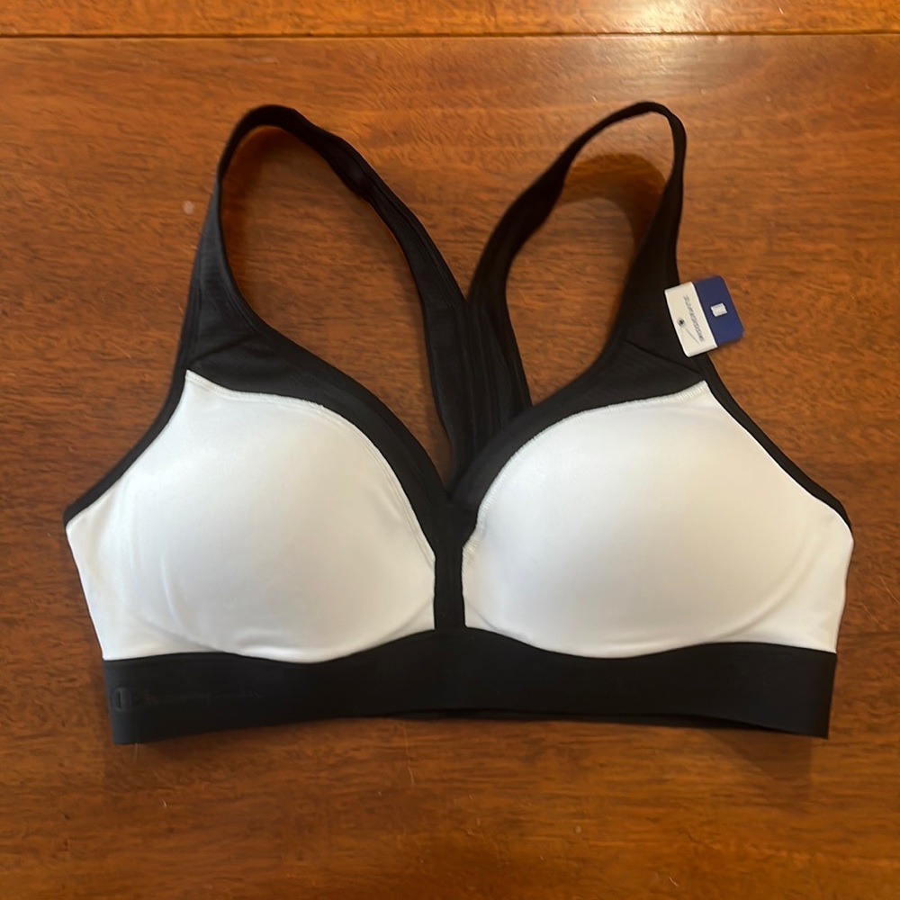 ⭐️ NWT Champion Moderate Support Sports Bra Size M. Reposhing because too small